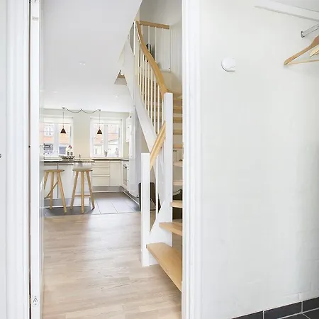 Holiday House Downtown 3-bedroom - Sonderstrand شقة *